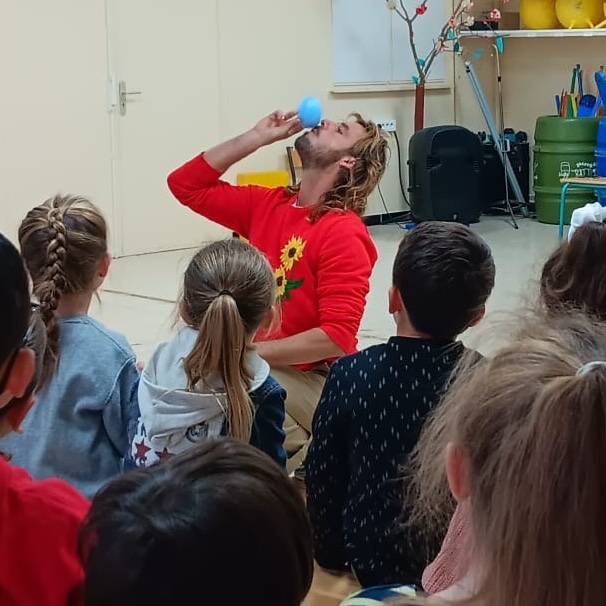 Raphaël présente le Vollegg à un groupe d’enfants.