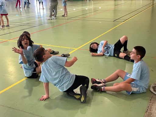 Enfants qui jouent au Vollegg